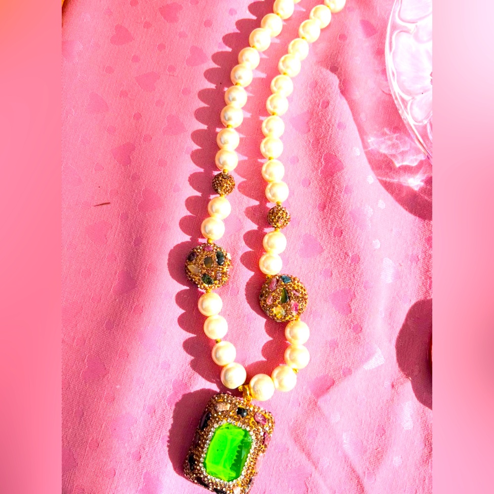 NWT Elegant Turkish Pearl and Emerald Green Pendant Necklace.